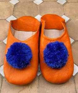 Pantoufles marocaines pour femmes en cuir orange avec pompons bleu roi, cuir tanné naturellement, fabriquées à la main - Product Image 1