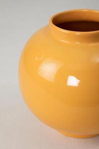 Vase en céramique orange soleil audacieux, forme globe arrondie, finition brillante élégante et attrait central saisissant pour l'intérieur moderne - Product Image 2
