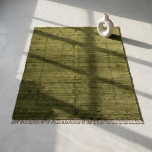 Alfombra de Lana Tejida a Mano de Alta Demanda, Color Verde Oliva, con Patrón Floral Clásico, Pelo Plano, Decorativa Tradicional con Flecos y Borlas - Product Image 1