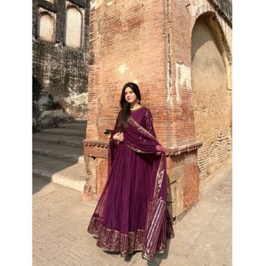 Ensemble pantalon et robe de créateur chic, tenue ethnique élégante avec tissu de haute qualité, design moderne et look élégant pour les soirées, pour femmes - Product Image 1