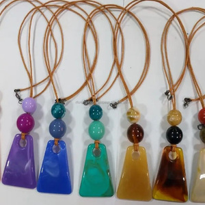 Colgante de resina y madera hecho a mano de alta calidad para mujer, collar artesanal de resina de diseño cristiano elegante, regalo para niñas y mujeres - Product Image 5