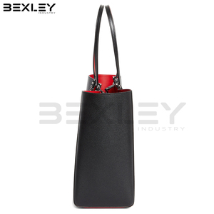 Bolso tote negro con textura granulada, interior rojo y asas con remaches para mujer, nuevo, moderno, personalizado, hecho a mano, de cuero tejido. - Product Image 2