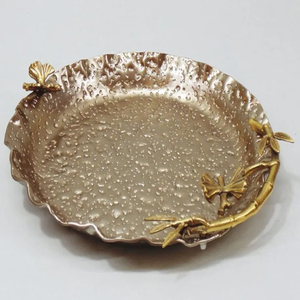 Plateau de service à finition martelée avec motif floral pour la décoration de la maison, design unique et pur, en aluminium moulé, finition dorée - Product Image 1