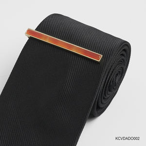 Pince à cravate pour homme en agate rouge Feng Shui plaqué or 18 carats – KCVDADO002 |   Collection Tinh Vu |   Fabriqué au Vietnam - Product Image 3