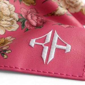 Nouveaux foulards carrés pour femmes de haute qualité en gros, 100 % soie, matériau premium, couleur unie, pour usage extérieur, logo personnalisé - Product Image 2