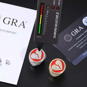 Bague pour homme en argent sterling plaqué or, motif cœur brisé, sertie de diamants de laboratoire et émail rouge, style hip-hop, bijou statement - Product Image 2