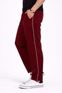 Pantalones Deportivos Crimson Red Active Comfort para Hombre – Un prenda esencial para el día a día, audaz y fabricada con materiales ligeros. - Product Image 2