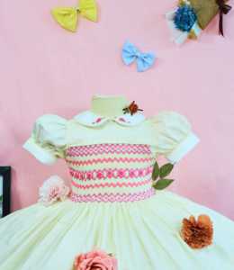 Robe pour bébé fille brodée à la main avec des manches bouffantes |   Robe de fête classique en coton smocké |   Robe pour tout-petits en gros OEM pour boutiques - Product Image 3