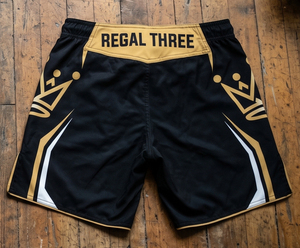 Pantalones Cortos de MMA Regal Three para Hombre, Color Negro y Dorado, Sublimados, de Secado Rápido, para Artes Marciales, Boxeo, Unisex - Product Image 2