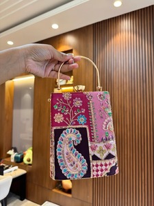 Bolso de Mano Bordado Floral Vintage Hecho a Mano, con Cierre Magnético, de Seda, para Fiestas, Bodas y Eventos Nocturnos, para Mujer - Product Image 2