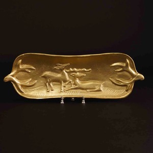 Bandeja de Almacenamiento Rectangular Dorada de Metal con Diseño de Ciervo en Relieve, Estilo Oriental, Acabado Pulido, para Organización de Mesa - Product Image 2