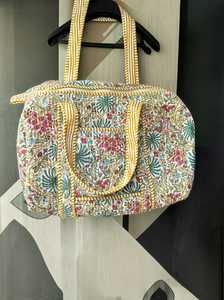 Bolso de hombro acolchado de algodón bordado con motivos florales, construcción acolchada para salidas informales y viajes. - Product Image 2