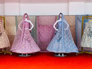 Costume de Style indien de mariée exquis de Hinda Designer adultes plein de pierres de Zarkan lourdes diamants Net Dupatta robe à la mode - Product Image 6