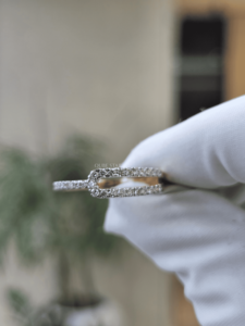 Anillo de Boda Minimalista para Mujer con Diamante Cultivado en Laboratorio, Certificado IGI, VVS2, 0.30 Ct, Oro, Diseño de Banda Abierta con Tallo Dividido - Product Image 2
