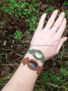 สร้อยข้อมือทำมือสไตล์วินเทจ ขนาด 10 มม. ประดับด้วยด้ายหลากสีสวยงาม ผสมพลอยและเงินแท้ชุบทอง พร้อมใบรับรอง IGI เหมาะสำหรับเป็นของขวัญ - Product Image 2