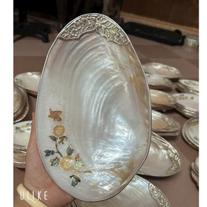 Assiette de présentation en coquillage marin irisé rare avec accents dorés et argentés et gravures vintage artisanales - Product Image 2