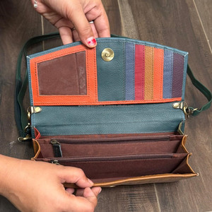 Véritable sac à main en cuir de fourrure recyclé fait à la main Hot Selling Multi Color Women's Purse Stylish Unique Multi Uses Small Sling Bag - Product Image 6