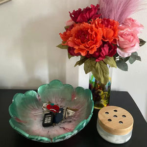 Cuenco decorativo hecho a mano con diseño de geoda en resina epoxi verde oliva mediano. - Product Image 1