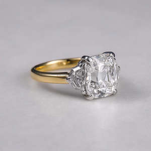 Anillo de compromiso de diamante cultivado en laboratorio con corte cojín premium y diamantes laterales de media luna, en oro amarillo de 10K/14K/18K, joyería nupcial para ella. - Product Image 2