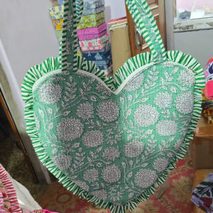Sac fourre-tout en coton vert personnalisable avec cœur, durable, écologique, réutilisable, taille moyenne, mode été-automne, imprimé sérigraphié - Product Image 1