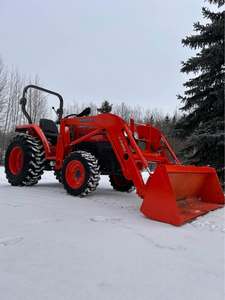 Potente Tractor Agrícola Kubota L3400 con Sistema de Tracción 4x4, Motor Diésel Duradero, Sistema Hidráulico Robusto y Rendimiento Eficiente en el Campo - Product Image 1