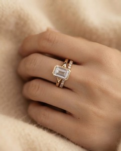 Anillo de Compromiso y Boda con Diamante Cultivado en Laboratorio, Corte Esmeralda, Certificado IGI de 2CT, con Banda de Diamantes, Oro Sólido de 14K, Conjunto Nupcial - Product Image 5