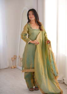 Ensemble tunique et salwar en soie Fendy classique, orné de détails en diamant, avec dupatta en dentelle élégante, ensemble de mode féminine de style traditionnel. - Product Image 3