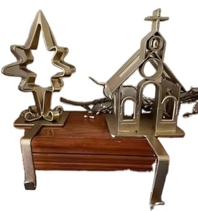 Crochet décoratif étoile dorée Accent métallique moderne pour accrocher des bas ornements clés élégante table de fête ou étagère décor de Noël - Product Image 5