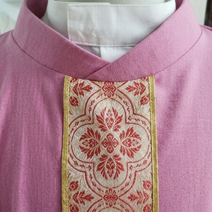 Casulla clerical rosa con ribete dorado y diseño floral bordado, vestimenta litúrgica premium para sacerdotes, para las cuatro estaciones. - Product Image 2