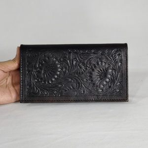 Cartera de Mano de Cuero Genuino Hecha a Mano, Anti-Robo, Estilo Indio, para Mujer, con Patrón Floral y Cierre de Botón - Product Image 2