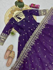 Robe Anarkali en soie violet violette avec dupatta, tenue traditionnelle indienne et pakistanaise pour femme, longueur ras du sol, pour mariage, coupe ample et extensible - Product Image 6