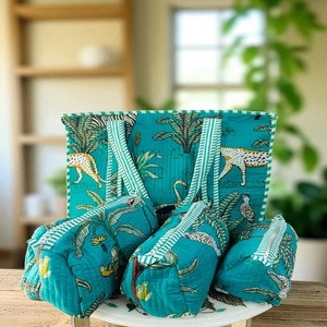 Conjunto de 4 Bolsas de Mano Acolchadas Ligeras con Estampado Floral Bordado y Diseño de Letras y Dibujos Animados - Product Image 4
