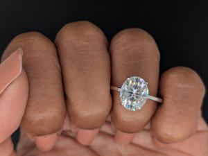 Anillo de compromiso de oro blanco de 14K con moissanita de corte ovalado y engaste de garras, certificado, moderno, con halo oculto, de Lurba Jewels para mujer - Product Image 5