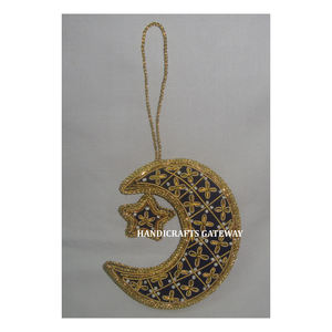 Adorno Colgante con Diseño de Hoja y Bordado Dorado Zari para Regalos Navideños y Decoración del Hogar - Product Image 2