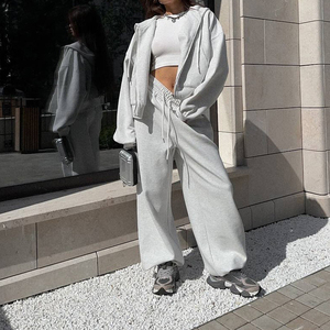 Ensemble de survêtement tendance pour femme, coupe oversize et ample, avec sweat à capuche en molleton épais et pantalon de survêtement décontracté, style streetwear - Product Image 5