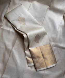 Sari Tradicional Indio de Seda con Borde Dorado para Bodas, Estilo Banarasi para Mujer - Product Image 1