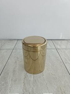 Poubelle à couvercle pivotant en acier inoxydable poli or, idéale pour la salle de bain, la cuisine, le bureau ou les espaces formels, vente en gros depuis l'Inde - Product Image 4