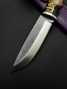 Cuchillo de Camping de Acero D2, Hoja Fija para Caza con Borde Parcialmente Dentado, Mango de Madera y Mica, y Funda de Cuero Morado - Product Image 3