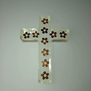 Croix en bois et résine sculptée à la main pour la prière chrétienne quotidienne, symbole religieux élégamment conçu - Product Image 1
