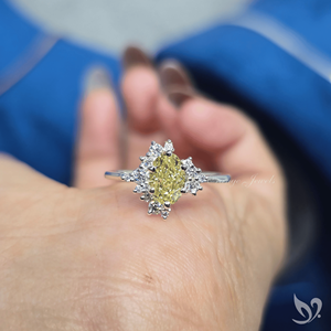 Bague de fiançailles élégante en or blanc 10 carats avec diamant de laboratoire ovale jaune intense de 1,01 carat - Product Image 5