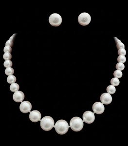Collar clásico de perlas de imitación blancas para mujer, con aretes a juego, conjunto de joyería para uso diario. - Product Image 2