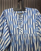 Robe Club en Coton Rayée Bleue et Blanche à Imprimé Soleil, Longueur Genou, Coupe Évasée, avec Poches et Manches Courtes, Taille Cintrée