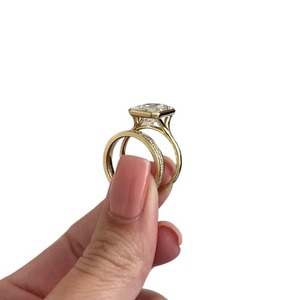 Conjunto nupcial de lujo con diamante cultivado en laboratorio de 5 quilates, corte radiante alargado, con banda de media eternidad en oro de 14K, 18K o platino. - Product Image 4