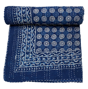 Couette traditionnelle en coton Kantha du Rajasthan, motif floral bleu, cousue à la main, écologique, pliée, décoration d'intérieur, toutes saisons - Product Image 3