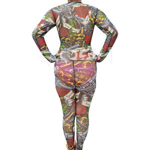 Camisa ajustada con cremallera y estampado de tatuajes y leggings de cintura alta - Product Image 4