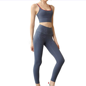Ensemble de yoga élégant pour femmes, alliant des imprimés colorés uniques avec un tissu doux et durable offrant confort et liberté de mouvement - Product Image 3