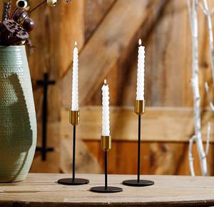 Porte-bougie en métal poli au design classique moderne, fabriqué à la main pour réfléchir la lumière des bougies et créer une ambiance chaleureuse - Product Image 2