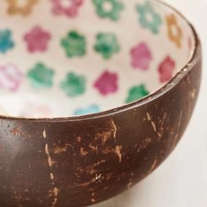 Juego de tazones de coco hechos a mano con diseño de flor de nácar, ecológicos, ligeros, seguros para servir alimentos y decorar el hogar. - Product Image 4