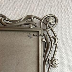 Cadre photo en métal de luxe, présentoir décoratif haut de gamme par Tradebyd - Product Image 3