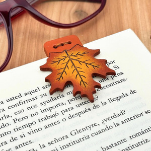Marcapáginas de cuero con diseño de hoja de arce premium, accesorio de lectura hecho a mano para bibliotecas, escuelas y colecciones personales a bajo precio. - Product Image 3